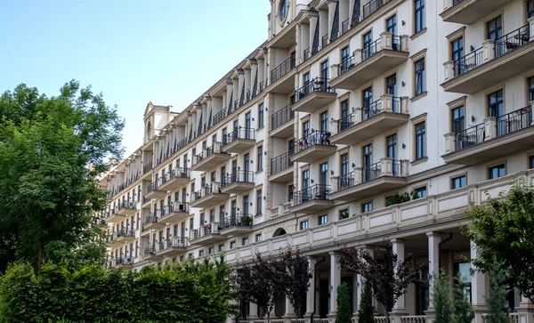 Modern bir gökdelen inşaatı. Emlak ve kurumsal yapı kavramı. İnşaat alanı. Modern inşaat mühendisliği, yeni tasarım ve yeni teknolojiler. Modern şehir manzarası