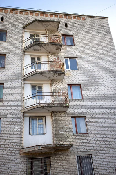 穷人居住的贫穷地区有奇怪的房子 老房子被毁 经济危机 废弃的房子 住在破烂不堪 无人居住的房子里是个贫穷的邻居 Zhytomyr 乌克兰 2023年 — 图库照片