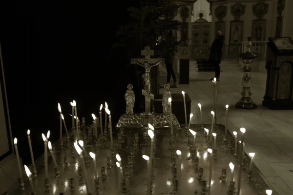 パナキダ イースター 正教会の葬儀典礼 キリスト教徒は十字架といけにえのパンで正教会の十字架の前でろうそくに火をつけます 正教の概念 — ストック写真