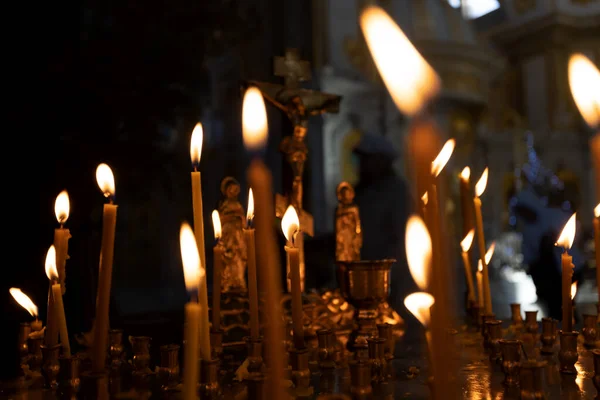 帕纳希达 复活节 在东正教教堂举行的葬礼仪式 基督徒在正教会的十字架前点燃蜡烛 还有十字架和祭祀用的面包 东正教信仰和宗教的概念 — 图库照片