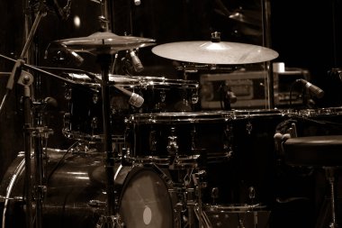 Bir konser salonunda sahnede davul sesi. Yumuşak değişiklik seçiciliğiyle büyük boy fotoğraf. Klasik canlı müzik arkaplanı