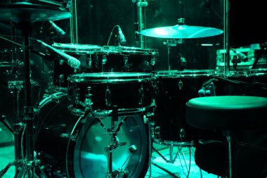 Bir konser salonunda sahnede davul sesi. Yumuşak değişiklik seçiciliğiyle büyük boy fotoğraf. Klasik canlı müzik arkaplanı