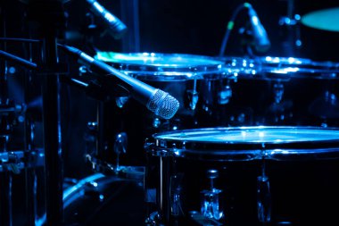 Bir konser salonunda sahnede davul sesi. Yumuşak değişiklik seçiciliğiyle büyük boy fotoğraf. Klasik canlı müzik arkaplanı