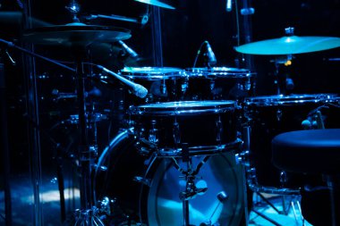 Bir konser salonunda sahnede davul sesi. Yumuşak değişiklik seçiciliğiyle büyük boy fotoğraf. Klasik canlı müzik arkaplanı
