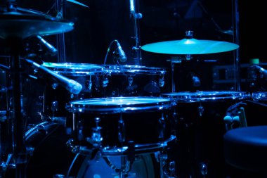 Bir konser salonunda sahnede davul sesi. Yumuşak değişiklik seçiciliğiyle büyük boy fotoğraf. Klasik canlı müzik arkaplanı