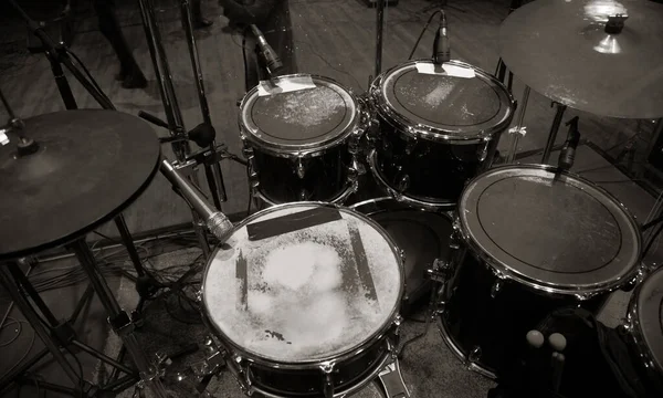 コンサートホールでドラムセット 柔らかい変化の選択性を持つ大規模な写真 ヴィンテージライブ音楽の背景 — ストック写真