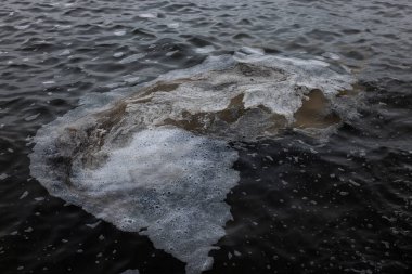 Çamur köpüklü kirli dalga. Deniz limanındaki alglerden yapılmış kirli deniz sörfü hatları. Kirli deniz, çevre kirliliği sorunu. Deniz köpüğünün kimyasal kirliliği. Zehirli atık. Ekolojik felaket