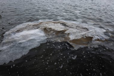 Çamur köpüklü kirli dalga. Deniz limanındaki alglerden yapılmış kirli deniz sörfü hatları. Kirli deniz, çevre kirliliği sorunu. Deniz köpüğünün kimyasal kirliliği. Zehirli atık. Ekolojik felaket