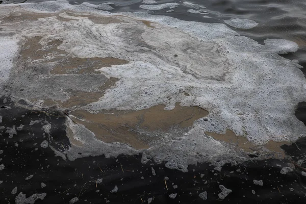泥の泡で汚い波 港内の藻類で作られた汚れた海の波線 汚れた海 環境汚染問題 海泡の化学汚染 廃棄物を破壊する毒性 生態学的大惨事 — ストック写真