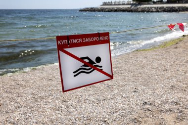 Rusya 'nın Ukrayna' ya saldırısı sırasında Odessa 'daki deniz kumlu plajında parlak kırmızı 