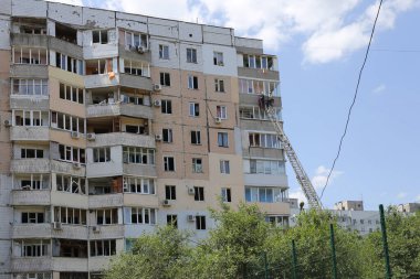 ODESSA, UKRAINE - 10 Haziran 2023 Ukrayna ve Rusya Savaşı. Bir top mermisi binanın avlusuna uçtu. Sivil evin oyun parkında roket patlaması sonucu hasar görmüş ön cephe ve kırık pencereler.