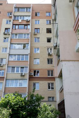 ODESSA, UKRAINE - 10 Haziran 2023 Ukrayna ve Rusya Savaşı. Bir top mermisi binanın avlusuna uçtu. Sivil evin oyun parkında roket patlaması sonucu hasar görmüş ön cephe ve kırık pencereler.