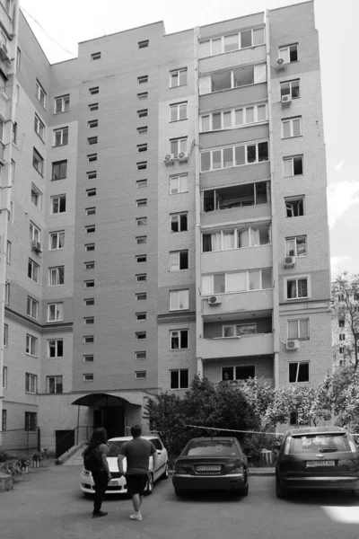 Odessa Ukraine 2023年6月10日 戦争ウクライナとロシア 貝が建物の中庭に飛び込んだ 破損したファサード 民家の遊び場でロケット爆発の結果として家の壊れた窓 — ストック写真