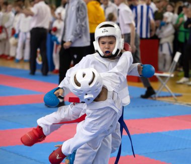 ODESSA, UKRAINE - 3 Haziran 22023: Çocuklar arasında karate yarışmasına katılanlar. Birçok çocuk ilk kez dövüş sanatları turnuvasına katılır. Karate yarışması. Savaşçıların performansları