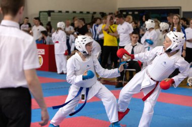 ODESSA, UKRAINE - 3 Haziran 22023: Çocuklar arasında karate yarışmasına katılanlar. Birçok çocuk ilk kez dövüş sanatları turnuvasına katılır. Karate yarışması. Savaşçıların performansları