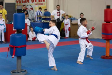 ODESSA, UKRAINE - 3 Haziran 22023: Çocuklar arasında karate yarışmasına katılanlar. Birçok çocuk ilk kez dövüş sanatları turnuvasına katılır. Karate yarışması. Savaşçıların performansları