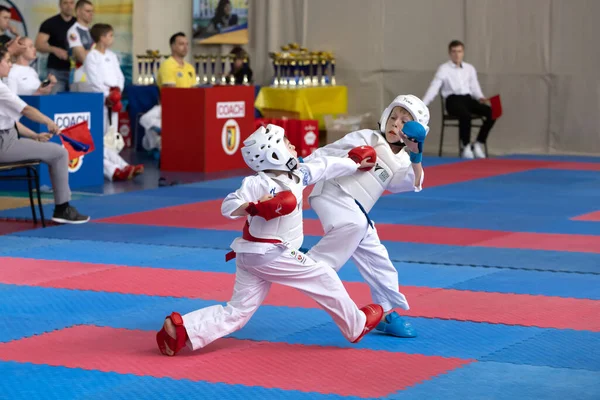 Odessa Ukraine June 22023 Participants Karate Competition Children 许多孩子第一次参加武术比赛 空手道比赛战斗人员的表现 — 图库照片