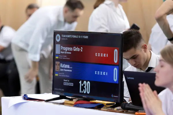 ODESSA, UKRAINE - 3 Haziran 22023: Çocuklar arasında karate yarışmasına katılanlar. Birçok çocuk ilk kez dövüş sanatları turnuvasına katılır. Karate yarışması. Savaşçıların performansları