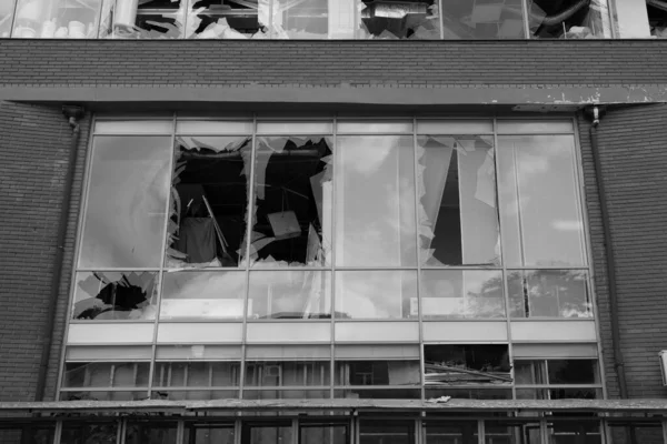 Zerborstene Scheiben Eines Zivilen Gebäudes Bei Bombenexplosion Glassplitter Ragen Gefährlich — Stockfoto