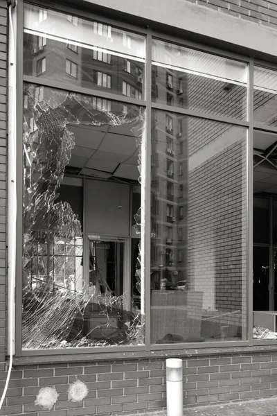 Ventanas Rotas Del Edificio Civil Explosión Bombas Fragmentos Vidrio Sobresalen Imagen de stock