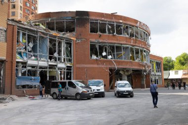 ODESSA, UKRAINE - 14 Temmuz 2023 Ukrayna 'daki savaş. Roket saldırısından sonra sivil binayı yok etti. Ukrayna 'ya karşı olan savaşı mahveder. Rus özel askeri operasyonu. Bombalanmış bina. Yıkım zayiatı