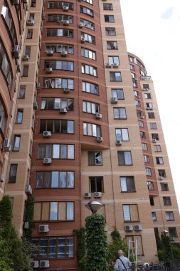 ODESSA, UKRAINE - 14 Temmuz 2023 Ukrayna 'daki savaş. Roket saldırısından sonra sivil binayı yok etti. Ukrayna 'ya karşı olan savaşı mahveder. Rus özel askeri operasyonu. Bombalanmış bina. Yıkım zayiatı