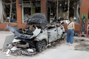 ODESSA, UKRAINE - 14 Temmuz 2023 Ukrayna Savaşı. Roket saldırısından sonra sivil bir bina ve sivil araçlar yok edildi. Ukrayna ile savaş harabeleri. Rus askeri özel harekatı. Savaş hasarlı araba