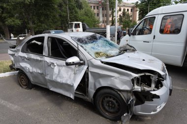 ODESSA, UKRAINE - 14 Temmuz 2023 Ukrayna Savaşı. Roket saldırısından sonra sivil bir bina ve sivil araçlar yok edildi. Ukrayna ile savaş harabeleri. Rus askeri özel harekatı. Savaş hasarlı araba