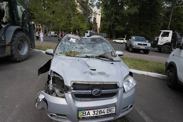Odessa Ukraine 2023年7月14日 乌克兰战争 火箭袭击后被摧毁的民用建筑和民用车辆 与乌克兰的战争的破坏 俄罗斯特别军事行动 战争损坏的汽车 — 图库照片