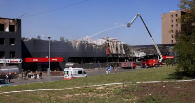 ODESSA UKRAINE - 14 Ağustos 2023: Rus füze savaşı tarafından yok edilen alışveriş merkezi FOZZI harabesi. Büyük uluslararası FOZI hipermarketinin çöküşü roketten yandı. Kentsel altyapının tahrip edilmesi