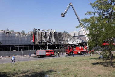 ODESSA UKRAINE - 14 Ağustos 2023: Rus füze savaşı tarafından yok edilen alışveriş merkezi FOZZI harabesi. Büyük uluslararası FOZI hipermarketinin çöküşü roketten yandı. Kentsel altyapının tahrip edilmesi