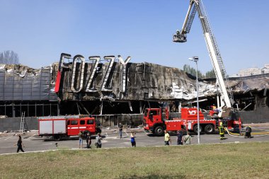 ODESSA UKRAINE - 14 Ağustos 2023: Rus füze savaşı tarafından yok edilen alışveriş merkezi FOZZI harabesi. Büyük uluslararası FOZI hipermarketinin çöküşü roketten yandı. Kentsel altyapının tahrip edilmesi
