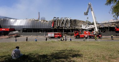 ODESSA UKRAINE - 14 Ağustos 2023: Rus füze savaşı tarafından yok edilen alışveriş merkezi FOZZI harabesi. Büyük uluslararası FOZI hipermarketinin çöküşü roketten yandı. Kentsel altyapının tahrip edilmesi