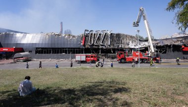 ODESSA UKRAINE - 14 Ağustos 2023: Rus füze savaşı tarafından yok edilen alışveriş merkezi FOZZI harabesi. Büyük uluslararası FOZI hipermarketinin çöküşü roketten yandı. Kentsel altyapının tahrip edilmesi