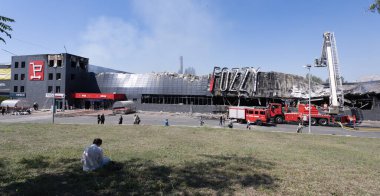 ODESSA UKRAINE - 14 Ağustos 2023: Rus füze savaşı tarafından yok edilen alışveriş merkezi FOZZI harabesi. Büyük uluslararası FOZI hipermarketinin çöküşü roketten yandı. Kentsel altyapının tahrip edilmesi
