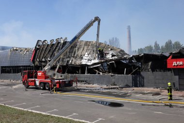 ODESSA UKRAINE - 14 Ağustos 2023: Rus füze savaşı tarafından yok edilen alışveriş merkezi FOZZI harabesi. Büyük uluslararası FOZI hipermarketinin çöküşü roketten yandı. Kentsel altyapının tahrip edilmesi