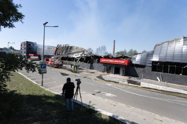 ODESSA UKRAINE - 14 Ağustos 2023: Rus füze savaşı tarafından yok edilen alışveriş merkezi FOZZI harabesi. Büyük uluslararası FOZI hipermarketinin çöküşü roketten yandı. Kentsel altyapının tahrip edilmesi