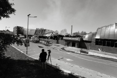 ODESSA UKRAINE - 14 Ağustos 2023: Rus füze savaşı tarafından yok edilen alışveriş merkezi FOZZI harabesi. Büyük uluslararası FOZI hipermarketinin çöküşü roketten yandı. Kentsel altyapının tahrip edilmesi