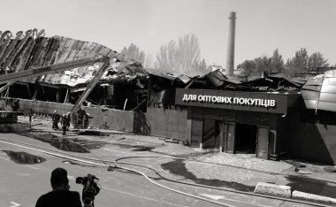 ODESSA UKRAINE - 14 Ağustos 2023: Rus füze savaşı tarafından yok edilen alışveriş merkezi FOZZI harabesi. Büyük uluslararası FOZI hipermarketinin çöküşü roketten yandı. Kentsel altyapının tahrip edilmesi