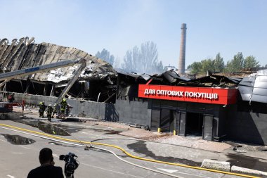 ODESSA UKRAINE - 14 Ağustos 2023: Rus füze savaşı tarafından yok edilen alışveriş merkezi FOZZI harabesi. Büyük uluslararası FOZI hipermarketinin çöküşü roketten yandı. Kentsel altyapının tahrip edilmesi