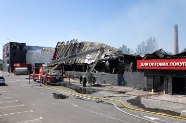 ODESSA UKRAINE - 14 Ağustos 2023: Rus füze savaşı tarafından yok edilen alışveriş merkezi FOZZI harabesi. Büyük uluslararası FOZI hipermarketinin çöküşü roketten yandı. Kentsel altyapının tahrip edilmesi