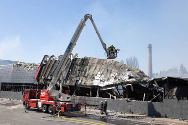 ODESSA UKRAINE - 14 Ağustos 2023: Rus füze savaşı tarafından yok edilen alışveriş merkezi FOZZI harabesi. Büyük uluslararası FOZI hipermarketinin çöküşü roketten yandı. Kentsel altyapının tahrip edilmesi