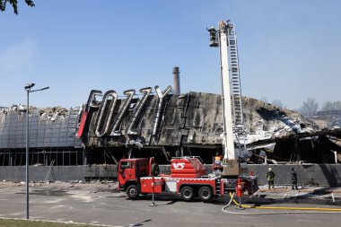 ODESSA UKRAINE - 14 Ağustos 2023: Rus füze savaşı tarafından yok edilen alışveriş merkezi FOZZI harabesi. Büyük uluslararası FOZI hipermarketinin çöküşü roketten yandı. Kentsel altyapının tahrip edilmesi