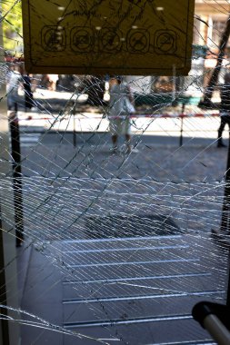 Süpermarketin ön kapısının kırık camı. Savaş sırasında yaşanan bir vandalizm olayından sonra çatlaklardan oluşan bir ağ içinde modern moda cam zırhlı kapı. arkaplan olarak