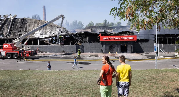 ODESSA UKRAINE - 14 Ağustos 2023: Rus füze savaşı tarafından yok edilen alışveriş merkezi FOZZI harabesi. Büyük uluslararası FOZI hipermarketinin çöküşü roketten yandı. Kentsel altyapının tahrip edilmesi