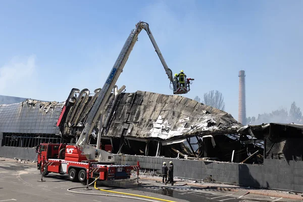 ODESSA UKRAINE - 14 Ağustos 2023: Rus füze savaşı tarafından yok edilen alışveriş merkezi FOZZI harabesi. Büyük uluslararası FOZI hipermarketinin çöküşü roketten yandı. Kentsel altyapının tahrip edilmesi