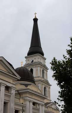 Odessa 'da bir Ortodoks kilisesi inşa etmek Ukrayna-Rusya savaşı sırasında roketle yok edildi. Kırık duvar, Ortodoks simgeleri, haçlar, dini tablolar, mozaikler, düşmanlıklar sonucu yıkıldı