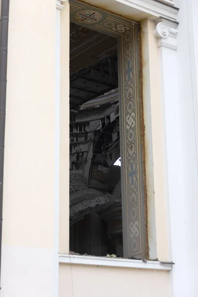 在乌克兰 俄罗斯战争期间 敖德萨的一座东正教教堂被火箭摧毁 破碎的墙壁裂缝东正教圣像 十字架 宗教绘画 因敌对行动而被毁的镶嵌画 — 图库照片