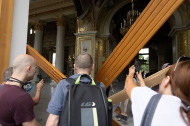 ODESSA UKRAINE-23 Temmuz 2023: Odessa 'daki Ortodoks Kilisesi, Ukrayna-Rusya savaşı sırasında roketle yok edildi. Yıkılmış duvarlar, çatlaklar, Ortodoks tapınakları. Cemaat üyeleri olaydan sonra temizlik yapıyor.