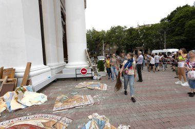 ODESSA UKRAINE-23 Temmuz 2023: Odessa 'daki Ortodoks Kilisesi, Ukrayna-Rusya savaşı sırasında roketle yok edildi. Yıkılmış duvarlar, çatlaklar, Ortodoks tapınakları. Cemaat üyeleri olaydan sonra temizlik yapıyor.